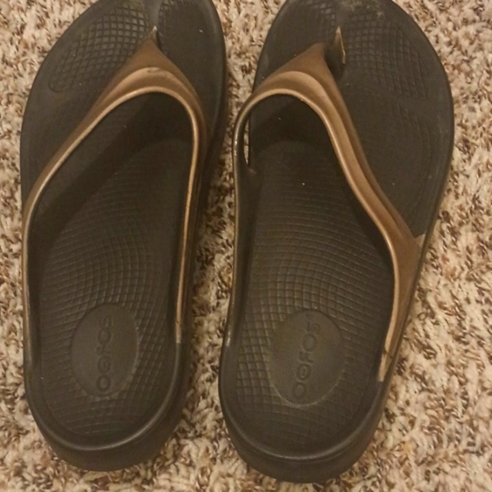 Women Oofos OOlala Luxe Recovery Flip Flops Sandals Size 8 Gold Black 1401